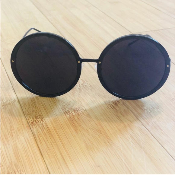 Over Sized Black Sunglasses - Picture 2 of 3